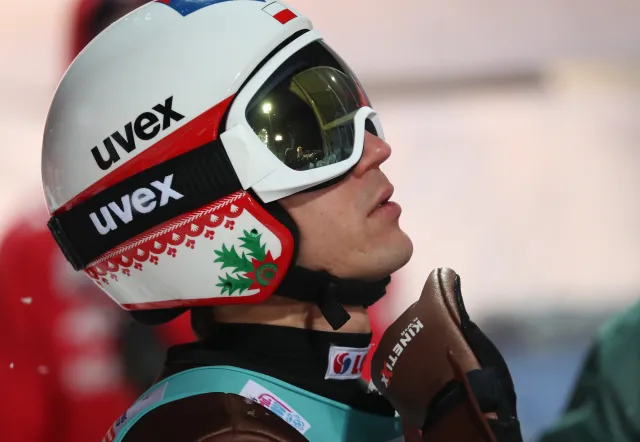 PŚ w skokach: Kamil Stoch czwarty w kwalifikacjach. Awans sześciu Polaków w Engelbergu