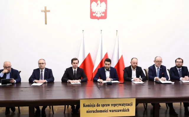 Komisja weryfikacyjna uchyliła decyzję prezydenta Warszawy. Chodzi o zwrot kamienicy w centrum miasta