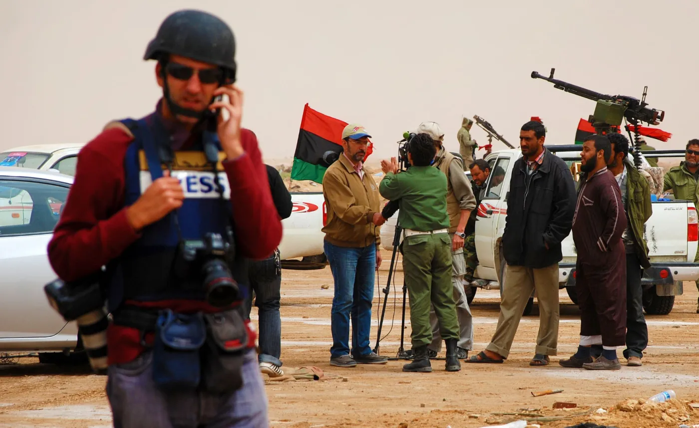 Świetni reporterzy, doskonali kłamcy. Co się stało z dziennikarską rzetelnością?