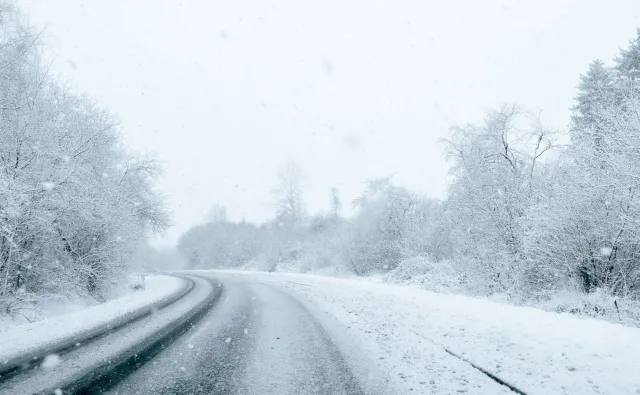 Zawieje śnieżne, silny wiatr i deszcz ze śniegiem. Fatalne prognozy pogody na koniec tygodnia
