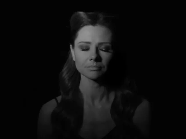Anna Karwan przedstawia nową piosenkę i teledysk. Zobacz przemujący "Czarny świt"