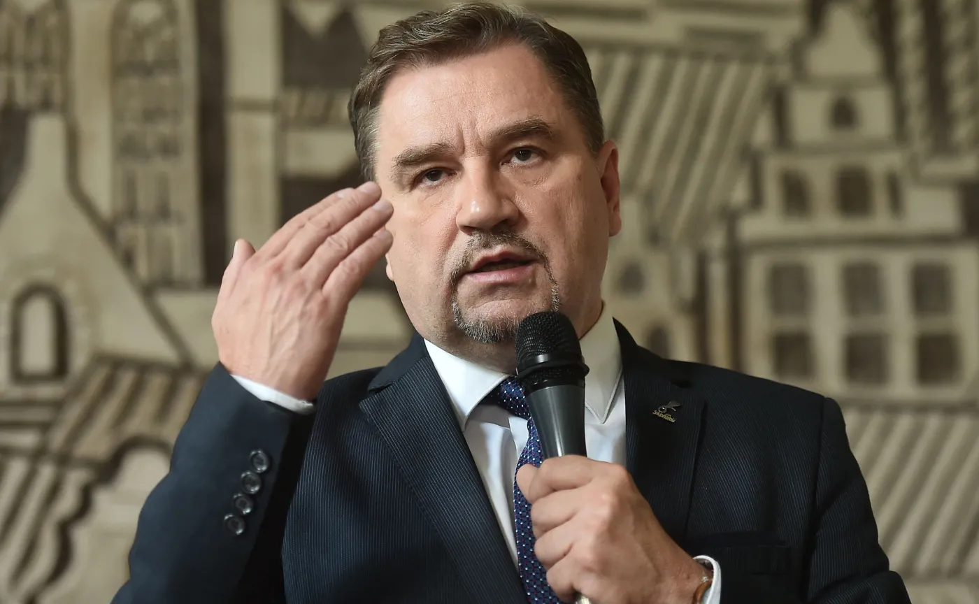 Piotr Duda bije w imigrantów zarobkowych: Dziwne agencje przerzucają ich do Polski. Jak działa Uber, jak Amazon?