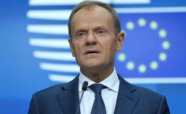 Zniknęła tablica z nazwiskiem Tuska. Szef RE chce teraz, by trafiła na cele charytatywne