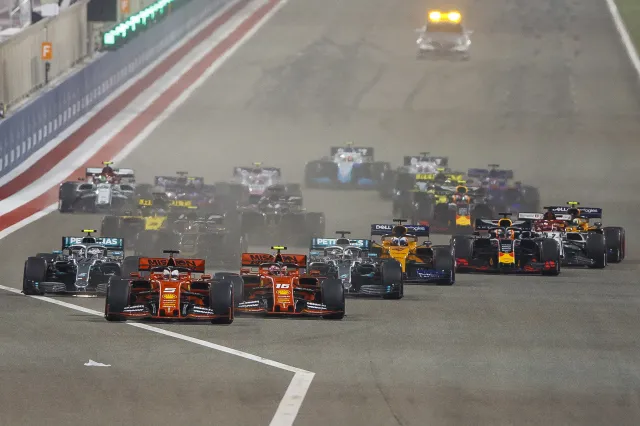 Kubica znów na szarym końcu. Dramat Leclerca, zwycięstwo Hamiltona w Bahrajnie