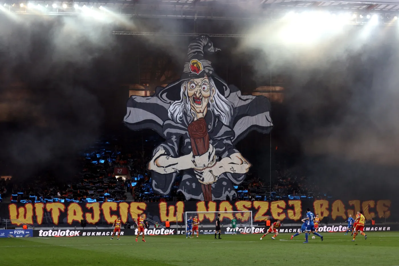Kibice Jagiellonii podczas półfinałowego meczu piłkarskiego Pucharu Polski: Jagiellonia Białystok - Miedzi Legnica