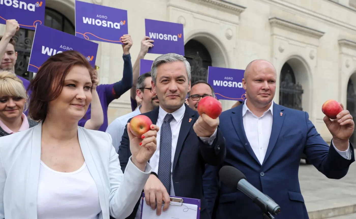 Robert Biedroń, Paulina Piechna-Więckiewicz i Sławomir Gromadzki podczas konferencji Agro Wiosny przed siedzibą ministerstwa rolnictwa