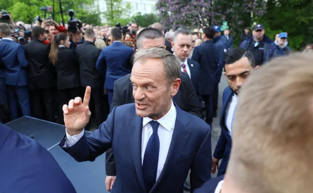 Burza po "Wiadomościach" TVP. W materiale o Tusku pokazano wizerunki Stalina i Hitlera