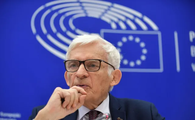 Buzek o Matce Boskiej w tęczowej aureoli: To nie powinno się wydarzyć