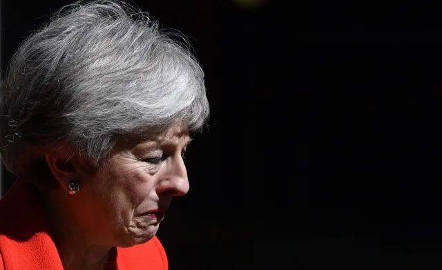 Theresa May pożegnała się ze łzami w oczach. Kto zostanie nowym premierem Wielkiej Brytanii?