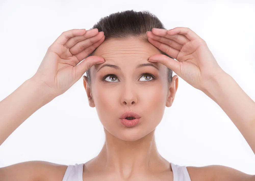 Pozornie nieszkodliwe codzienne nawyki, które przyśpieszają pojawienie się zmarszczek