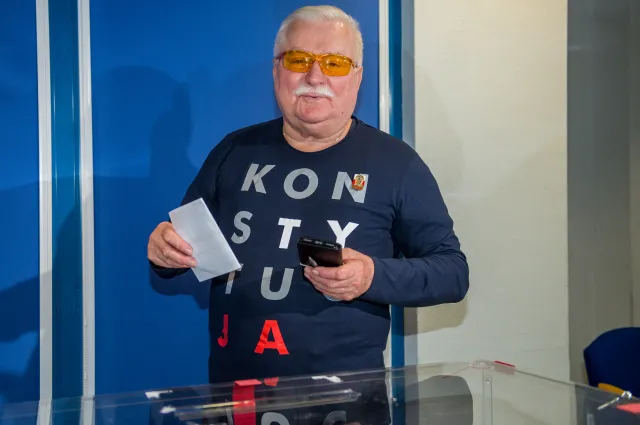 Lech Wałęsa dostał od katalońskiej telewizji koszulkę Barcelony z napisem "Konstytucja" [FOTO]