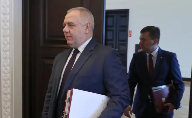 Rząd wycofa się z zakazu handlu? Sasin: Analizujemy tę kwestię