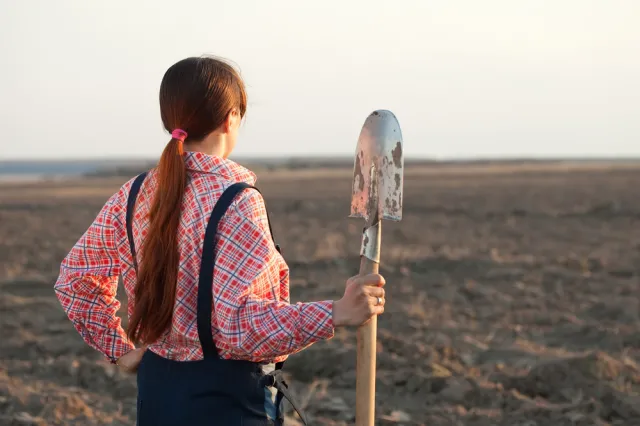 "Brak potencjalnych żon dla rolników". Kobiety odważniej niż mężczyźni uciekają z polskich wsi