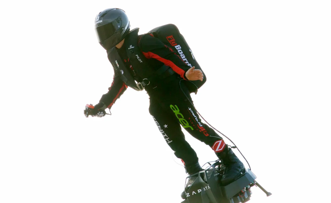 12502976-flyboard.jpg