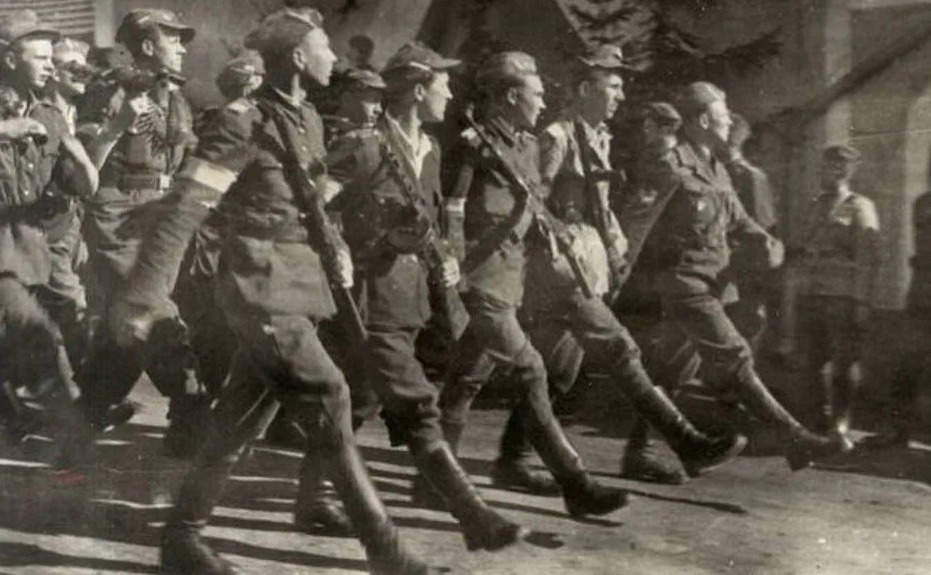 Żołnierze oddziału Brygady Świetokrzyskiej podczas parady w 1945 r. 