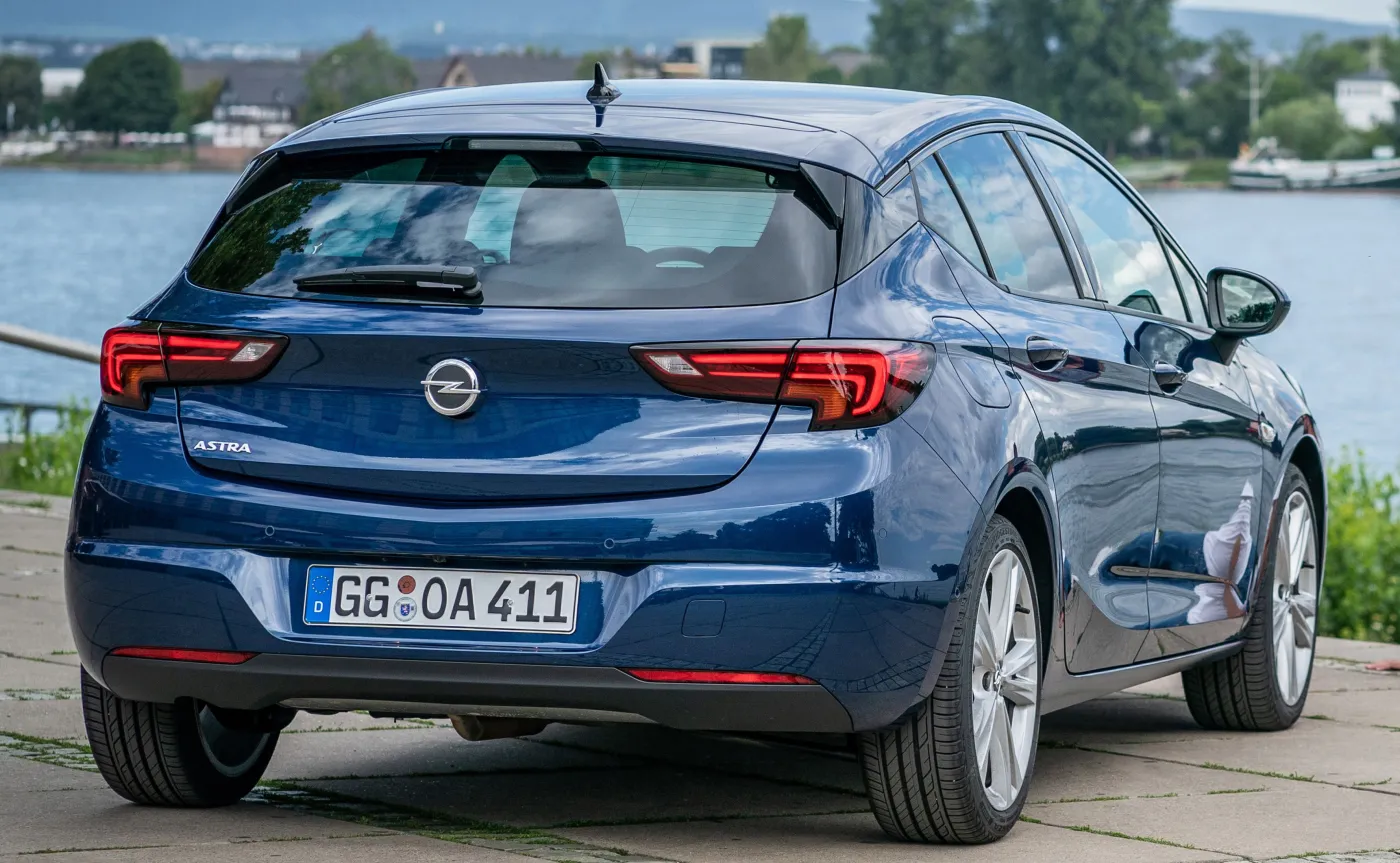 12569641-opel-astra.jpg