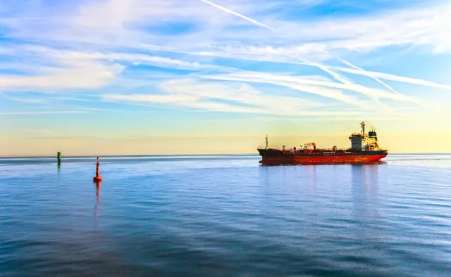 Trafiony rakietami? Eksplozja na irańskim tankowcu, Teheran oskarża Arabię Saudyjską [WIDEO]