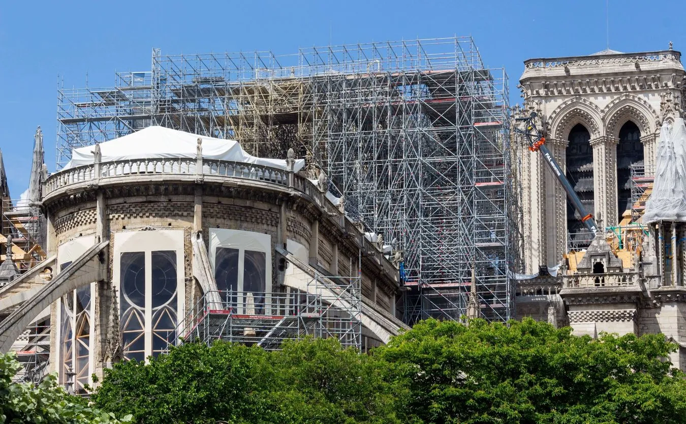 Po pożarze Notre Dame odbędzie się pierwsza msza; na odbudowę katedry zebrano 15,7 mln euro