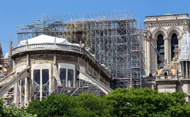 Po pożarze Notre Dame odbędzie się pierwsza msza; na odbudowę katedry zebrano 15,7 mln euro