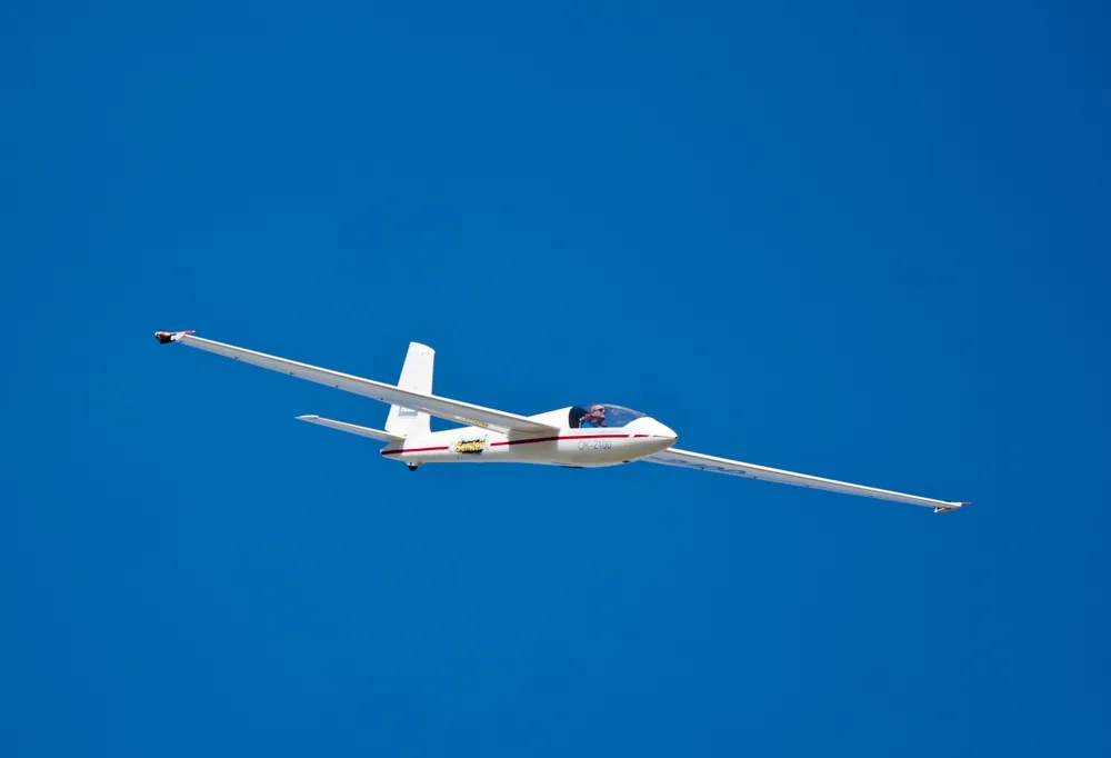 Śmierć pilota koło Ostrowa Wielkopolskiego; szybowiec nagle uderzył w ziemię