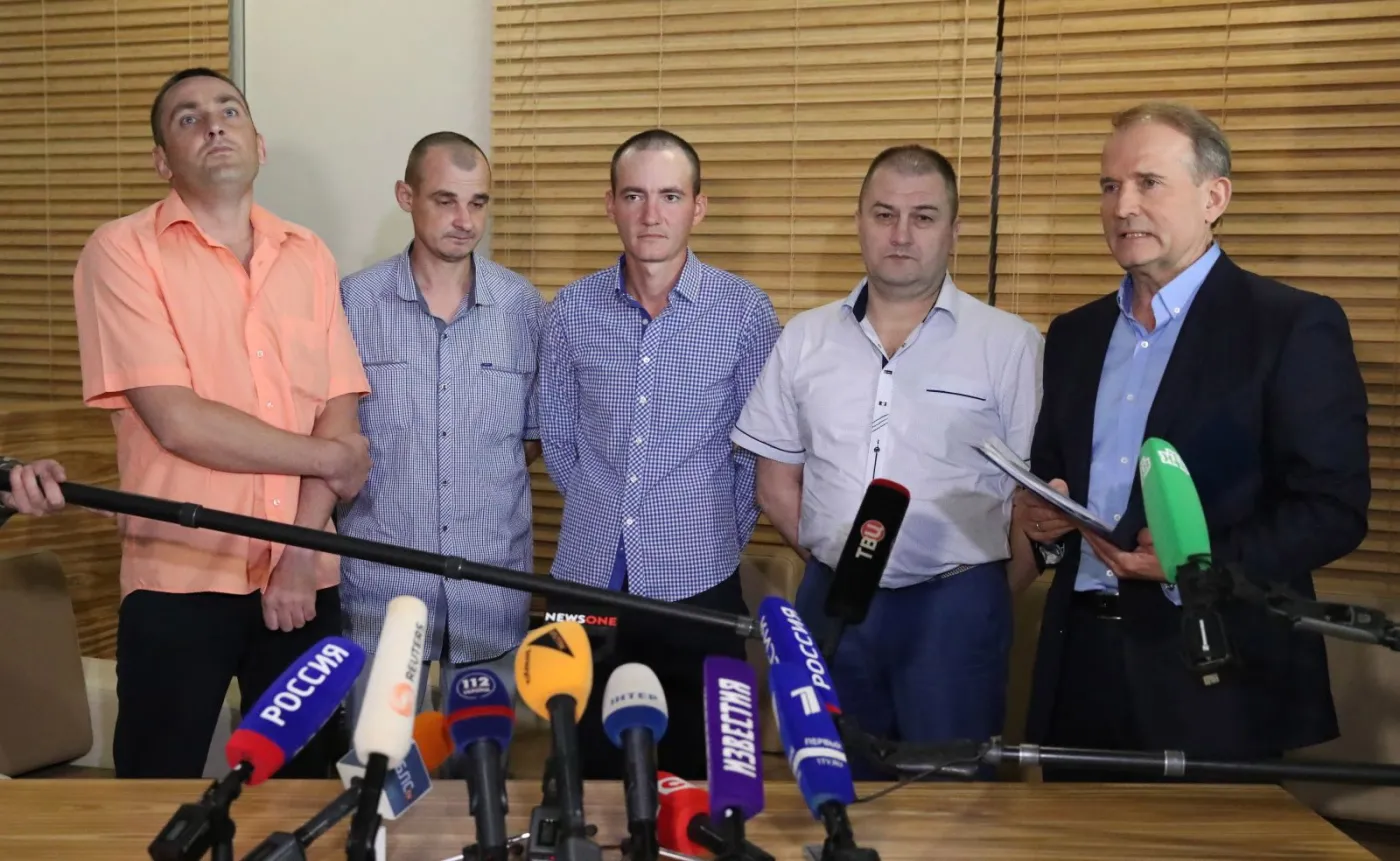 Wiktor Medwedczuk i czterech uwolnionych jeńców