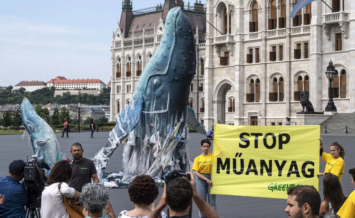 greenpeace demonstracja przed parlamentem Węgry