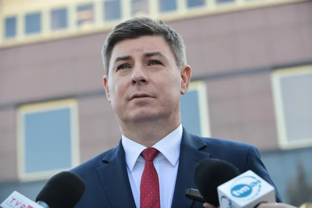 "Zachowuje się jak rosyjski oligarcha albo arabski szejk". PO żąda wyjaśnień od Kuchcińskiego