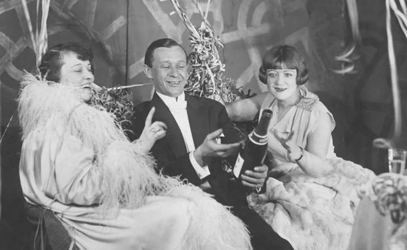 Dziś takich balów już nie ma... Fałszywy łosoś i oberek z apopleksją, czyli tak bawiła się II RP