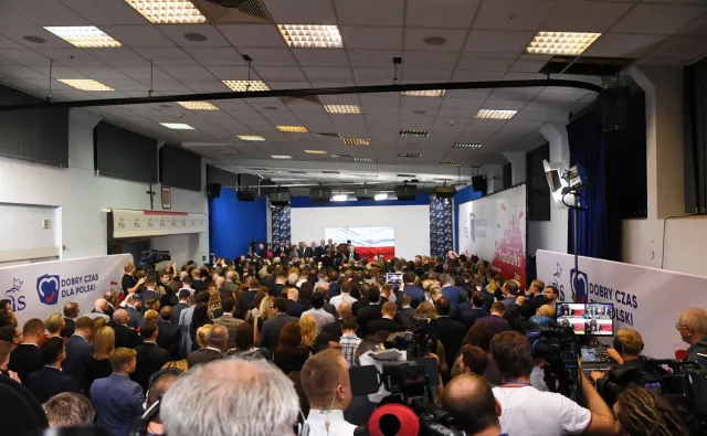Wybory parlamentarne 2019: Tłumy i wielka owacja w sztabie PiS [RELACJA]
