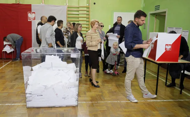 PiS liczy na transfery senatorów opozycji? Wicerzecznik partii: Kijem nikogo gonić nie będziemy...