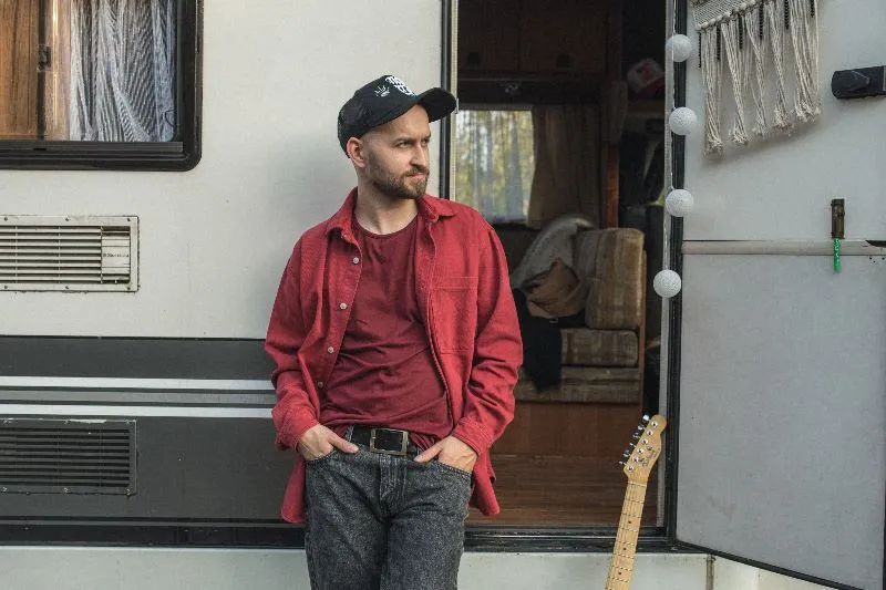 Baranovski trafia mainstream w czułe miejsce. Wreszcie jest cała płyta "Zbiór" [RECENZJA]