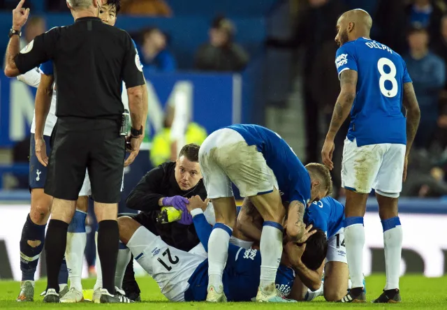 Przerażająca kontuzja w Premier League. Noga Gomesa złamana, jak zapałka [WIDEO]