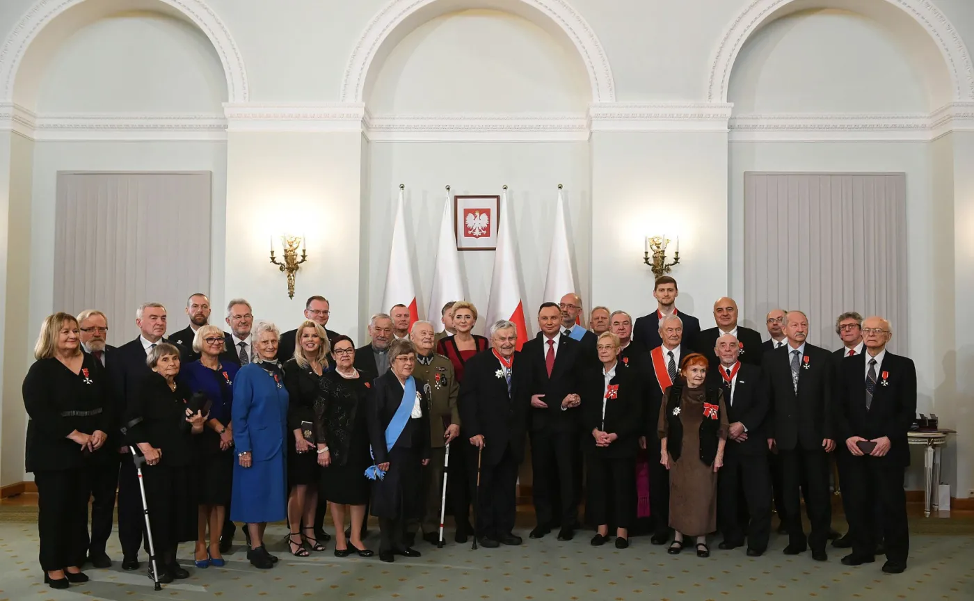 prezydent Andrzej Duda wraz z odznaczonymi orderami i medalami
