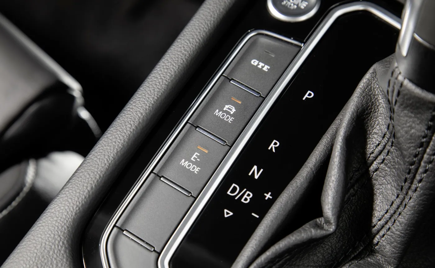 Samochód elektryczny czy spalinowy? Połowa Polaków zdecydowała, a badacze obalają mity