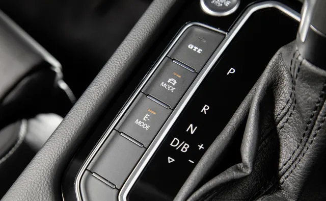 Samochód elektryczny czy spalinowy? Połowa Polaków zdecydowała, a badacze obalają mity