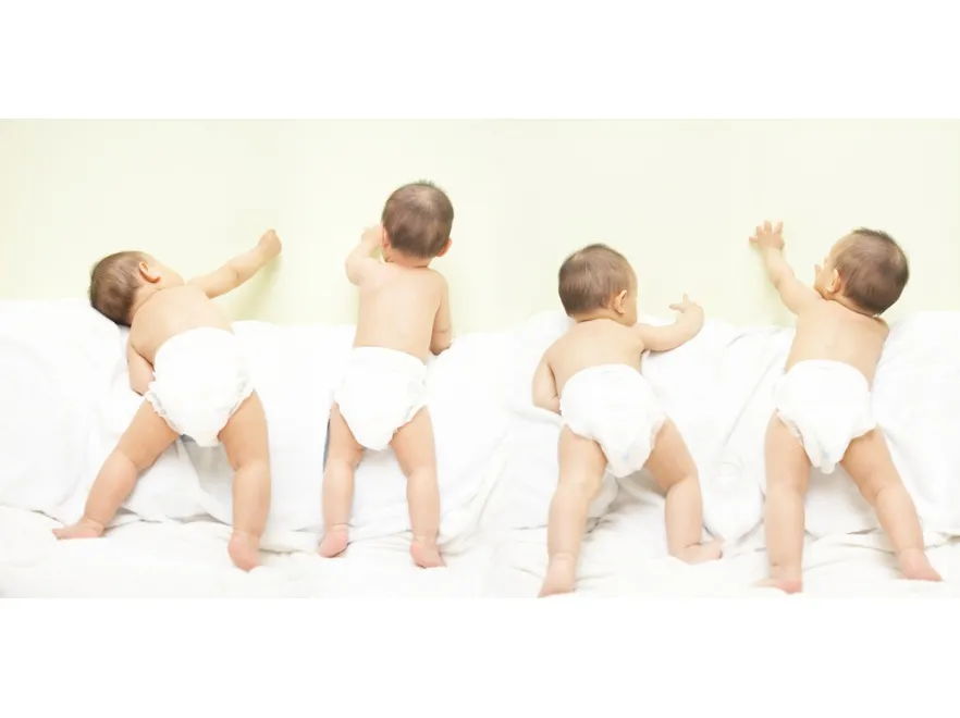 Ukraina: Pary z Argentyny przyleciały odebrać dzieci urodzone przez surogatki