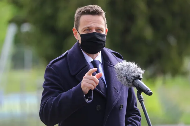 Trzaskowski wchodzi do II tury, przegrywa z Dudą. SONDAŻ prezydencki