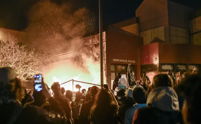 Aresztowano policjanta oskarżonego o zabicie George'a Floyda