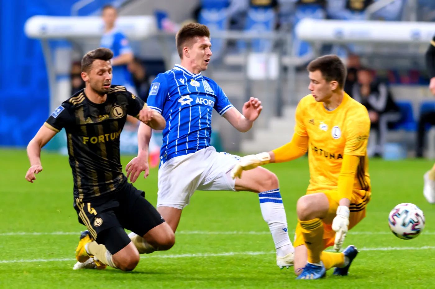 Piłkarz Lecha Poznań Timur Żamaletdinow (C) oraz Mateusz Wieteska (L) i bramkarz Radosław Majecki (P) z Legii Warszawa