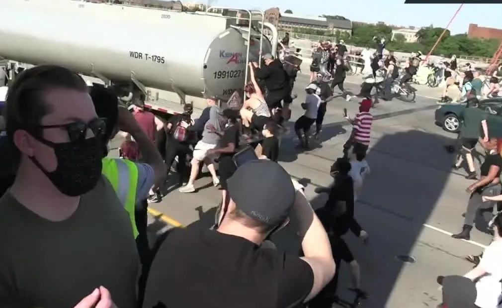 Cysterna wjechała w tłum