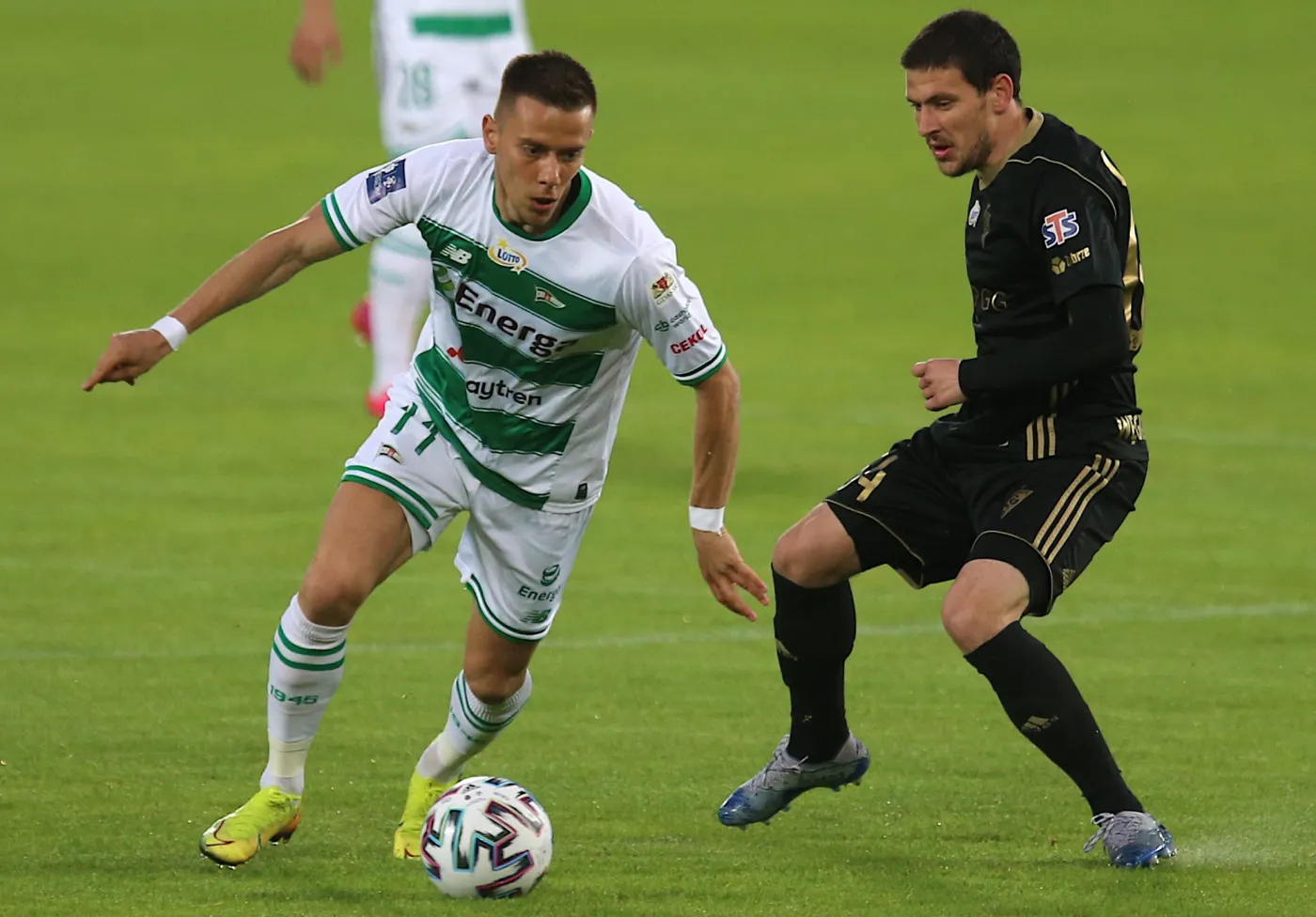 Zawodnik Górnika Zabrze Erik Janża (P) i Jaroslav Mihalik (L) z Lechii Gdańsk podczas meczu 28. kolejki piłkarskiej Ekstraklasy