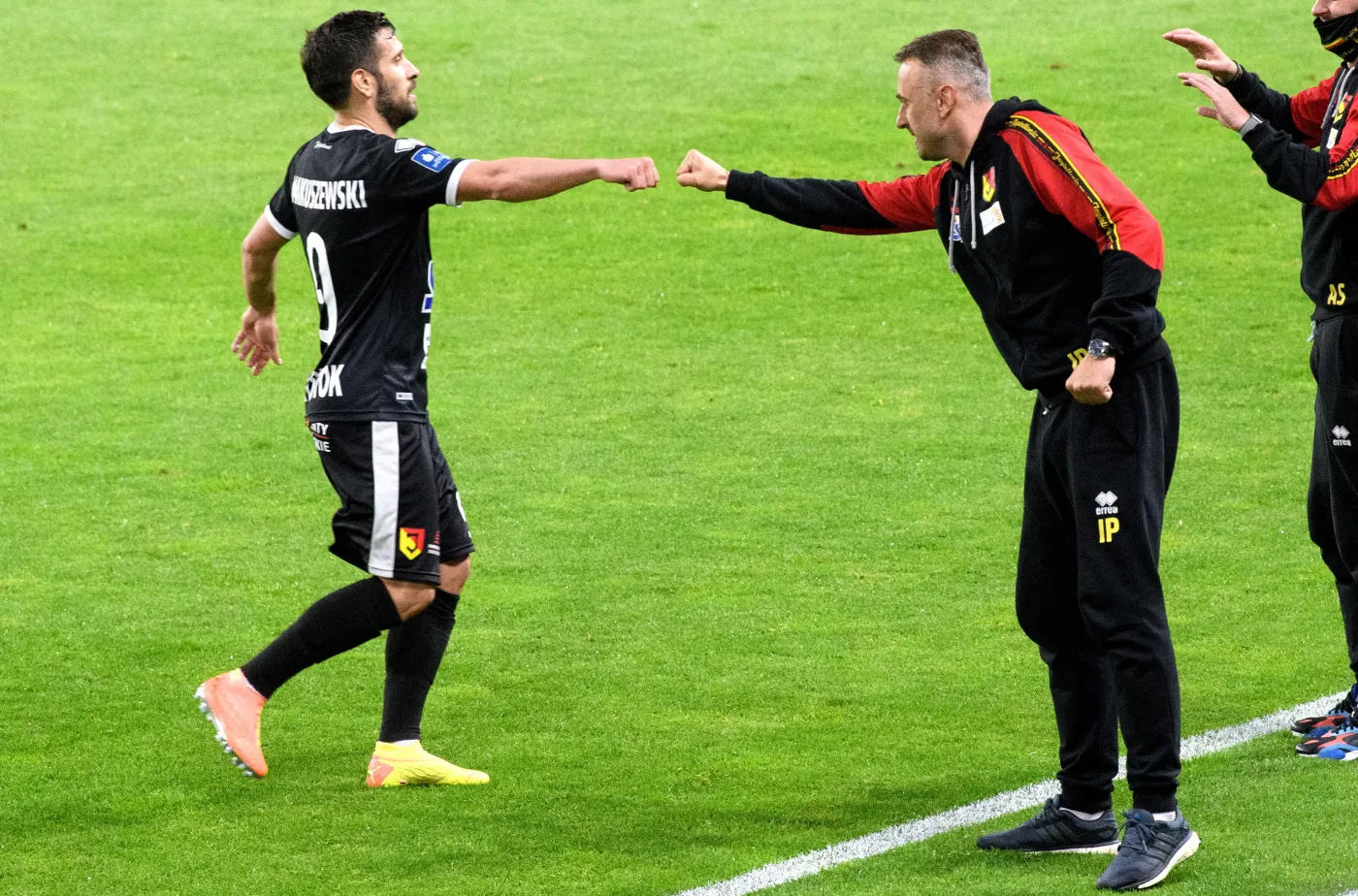 Pomocnik Jagiellonii Białystok Maciej Makuszewski (L) odbiera gratulacje od trenera swojej drużyny, Iwajło Petewa (P) podczas meczu piłkarskiej Ekstraklasy z ŁKS Łódź