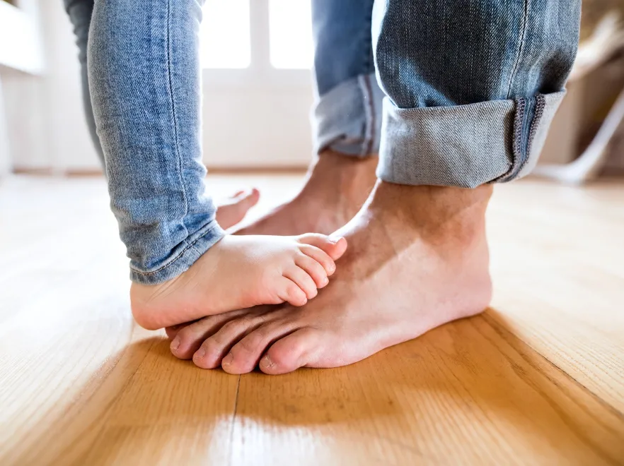 Kapcie to zło? Ekspertka o tym, dlaczego w domu dziecko powinno chodzić boso