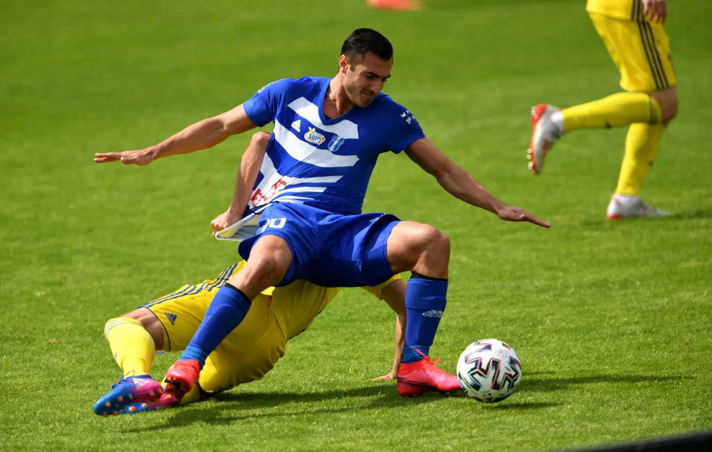 Piknikowa atmosfera na trybunach. Na boisku w Płocku nuda i zero goli