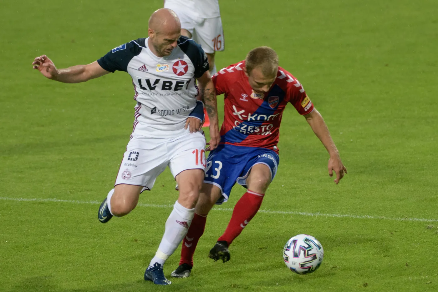 Piłkarz Rakowa Częstochowa Patryk Kun (P) i Vullnet Basha (L) z Wisły Kraków podczas meczu grupy spadkowej Ekstraklasy