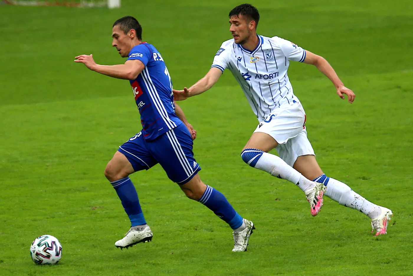 Piłkarz Piasta Gliwice Patryk Sokołowski (L) i Jakub Moder (P) z Lecha Poznań podczas meczu grupy mistrzowskiej Ekstraklasy