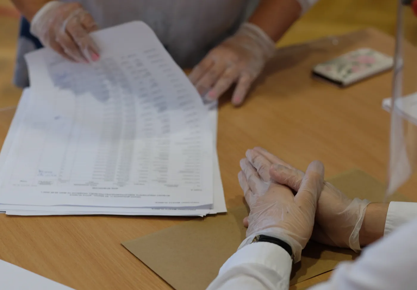 Prysznic środkiem dezynfekującym. Tak "odkażano" w jednym z lokali wyborczych