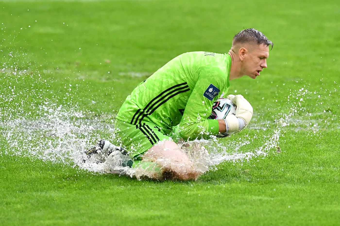 Bramkarz Śląska Wrocław Matus Putnocky podczas meczu grupy mistrzowskiej 33. kolejki piłkarskiej Ekstraklasy z Lechem Poznań