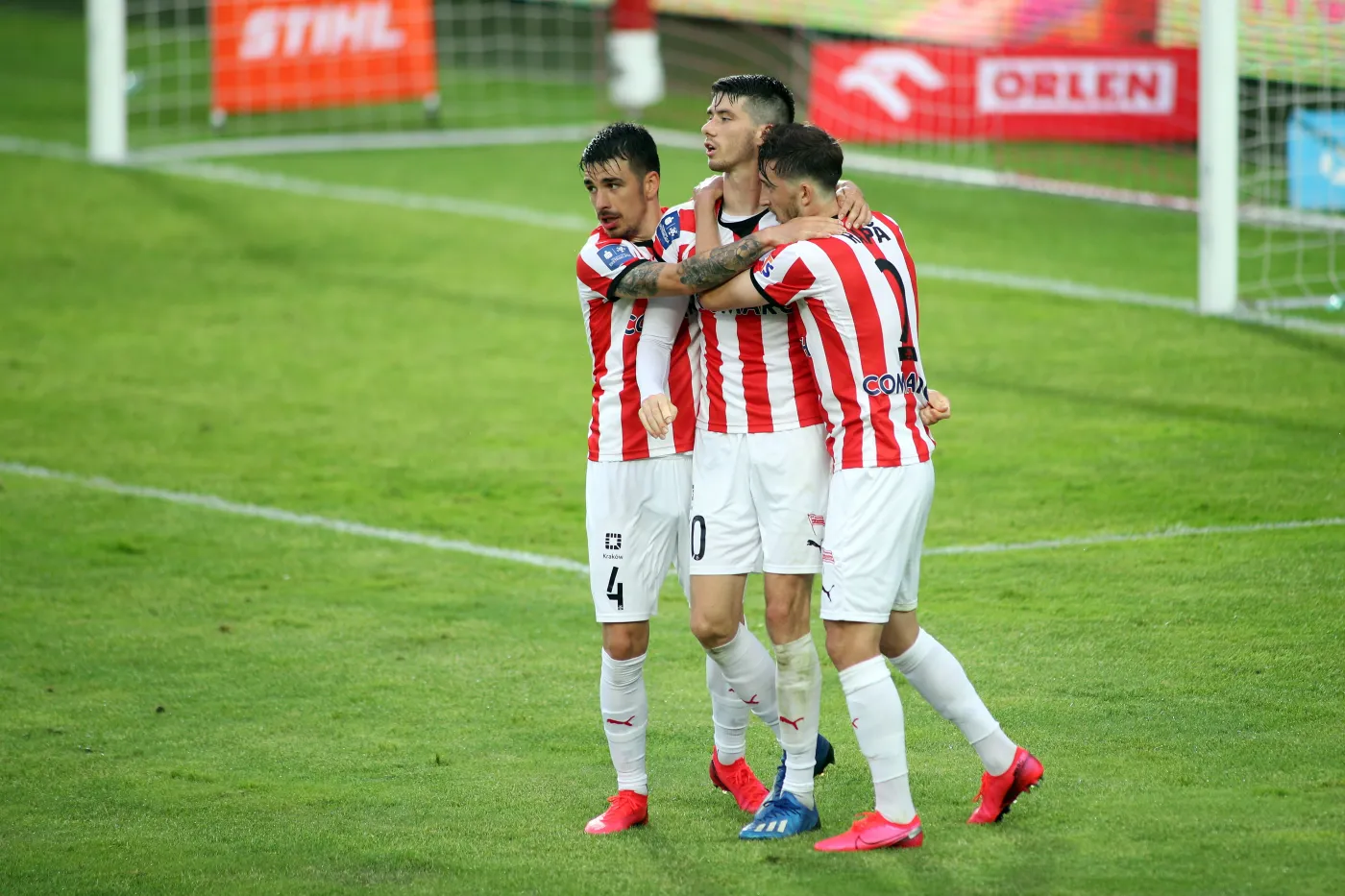 Najpierw samobój, potem bramkarz wpadł z piłką do bramki. Pogoń "sama" pokonała się w Krakowie