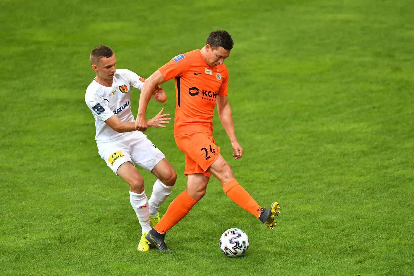 Zawodnik KGHM Zagłębie Lubin Jakub Tosik (P) i Dawid Lisowski (L) z Korony Kielce podczas meczu grupy spadkowej 33. kolejki piłkarskiej Ekstraklasy w Lubinie